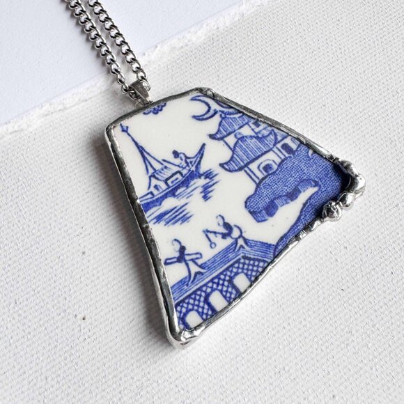 Handmade repurposed ceramic shard necklace with Asian theme - Picture 4 of 16